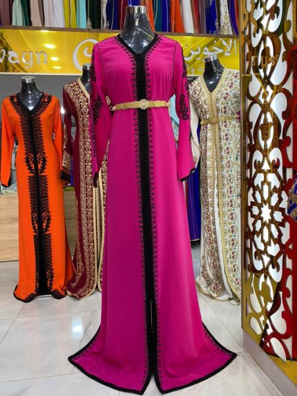 قفطان مغربي قطعة واحدة لون فوشيا خياطة لون اسود